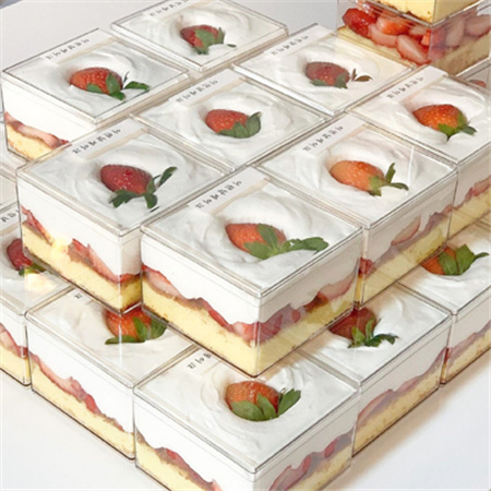 2022颜值超高的草莓盒子蛋糕素材 人生如画册我有我的浪漫手法