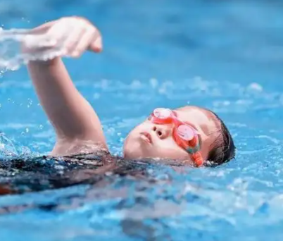 夏季带孩子学游泳的句子 关于孩子学游泳的趣味句子